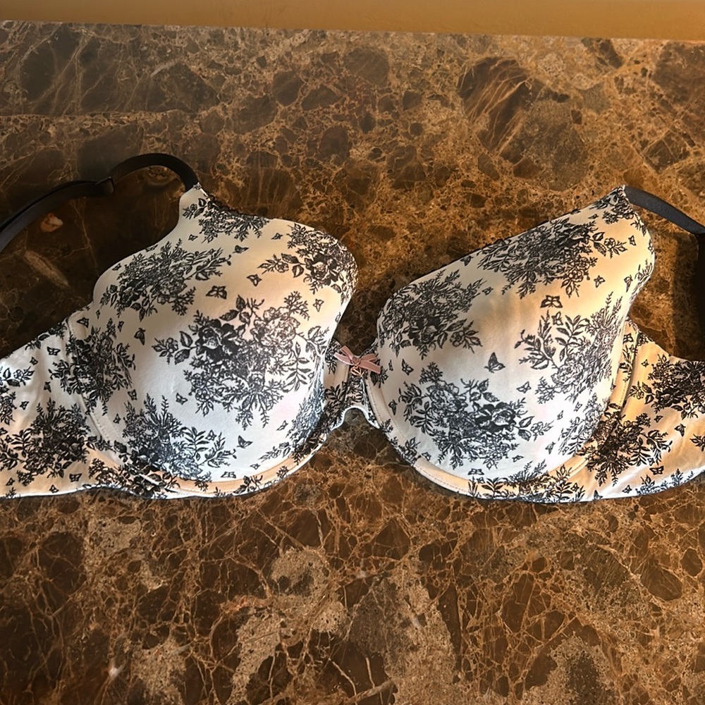 Victoria’s Secret Body by Victoria Full Coverage Bra- 34DDD